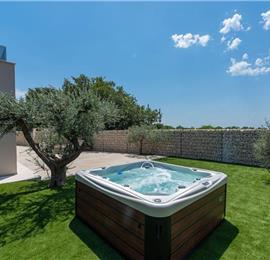 4 bedroom villa with indoor and outdoor pools in Galižana, Istria, sleeps up to 8